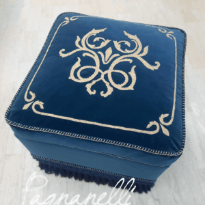 Pouf in velluto di cotone blu ricamato a mano