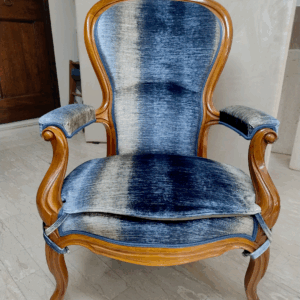 Poltrona reclinabile in noce, restaurata e imbottita in crine vegetale con rivestimento in velluto di Design
