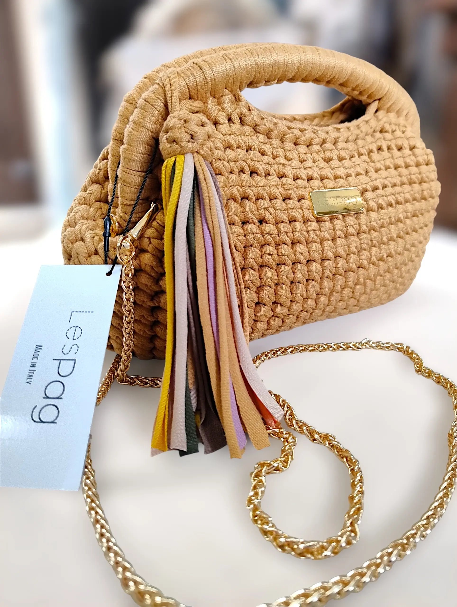 ISA CLUTCHHAND con ponpon. Borsa a mano e a tracolla